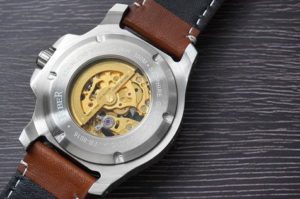 Fibaer 潛水錶錶背，示意錶的工藝