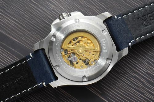 Fiber法柏海洋潛將藍面錶款，顯示法柏錶常常運用的透背設計