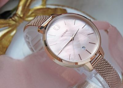 台灣手錶品牌推薦之一的Hourrae荷萊的貝殼拼貼粉錶款