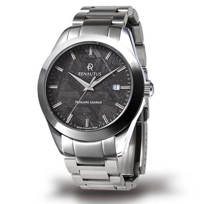使用金屬錶帶的Renautus限量隕石面盤錶，有著灰色的面盤與銀色的錶殼錶帶