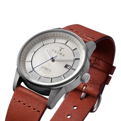 手錶推薦: STIRLING NIBEN，一支黑色面盤、銀色錶殼、棕色皮革錶帶的手錶