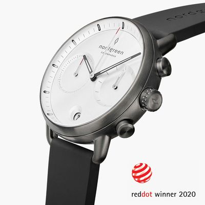 使用橡膠錶帶的Nordgreen Pioneer，白色面盤的手錶，搭配黑色皮革錶帶