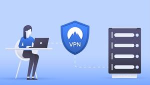VPN推薦圖，中央有VPN字樣，左邊有個使用電腦連接VPN的人，右邊有個VPN的伺服器