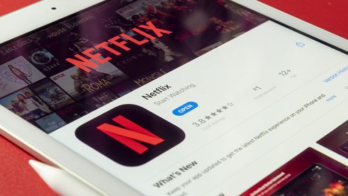 VPN解鎖影音串流平台，圖片中是平板電腦中顯示Netflix的畫面，示意VPN可以解鎖像是Netflix等等的串流影音平台