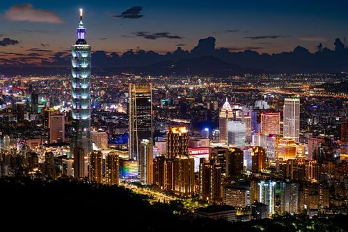 台灣、香港伺服器示意圖，圖片左側有台北101，背景則是台北市的夜景，用以示意我準備要提到為於台灣、香港的VPN伺服器